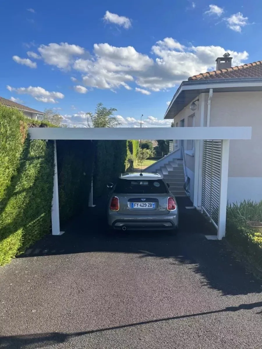 Fabrication d'un carport et installation chez le client près de vichy par Meridia